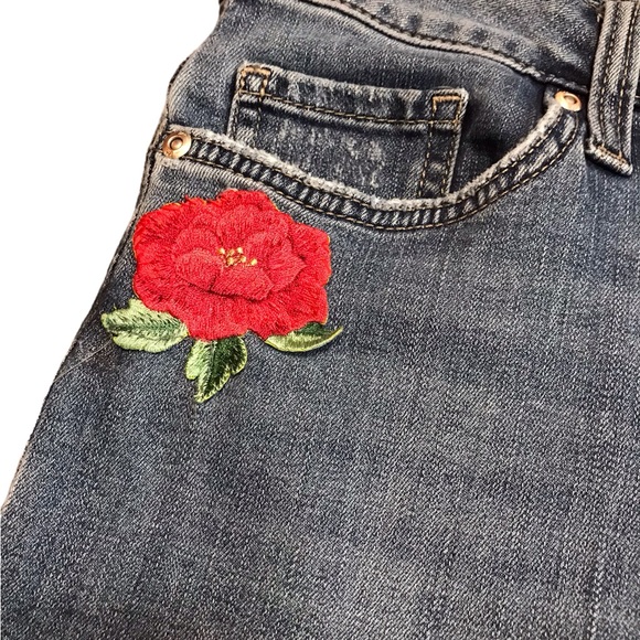 Riders by Lee Women’s Fray Cuff 6 Medium Capri Jeans Embroidered Patches - Picture 3 of 11